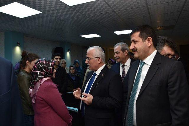 Vali Tuna Kariyer G&uuml;nlerinde &Ouml;ğrencilerle Bir Araya Geldi 2