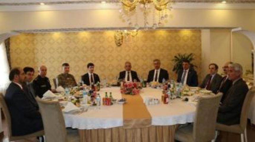 Vali Toprak&rsquo;tan Defterdar Yıldırım İ&ccedil;in Veda Yemeği