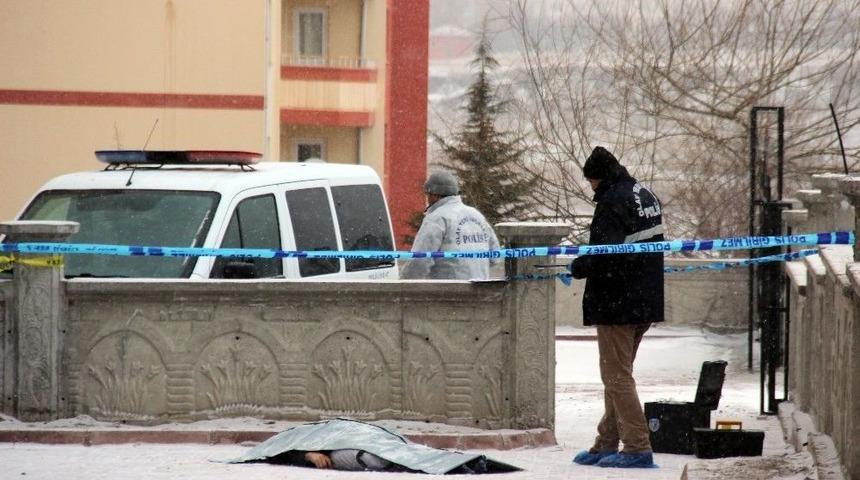 Balkondan D&uuml;şen Gen&ccedil; Hayatını Kaybetti