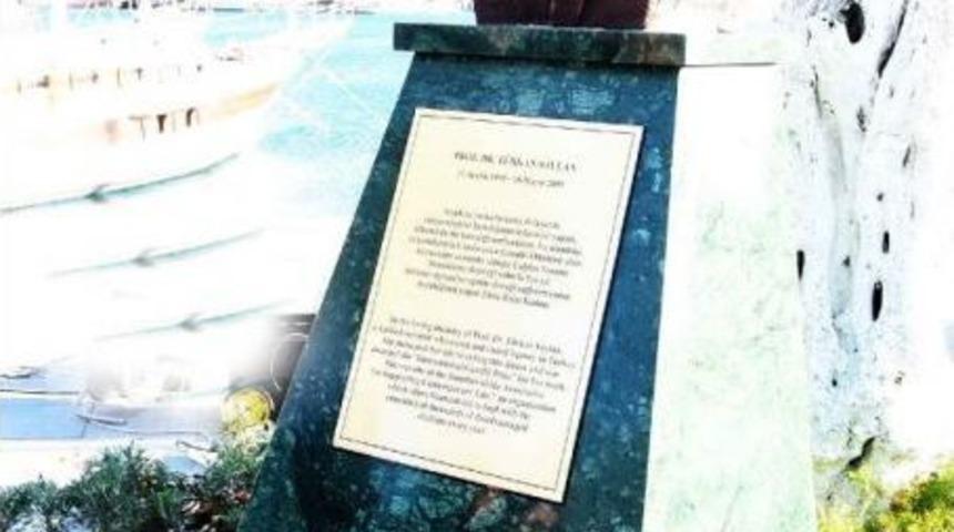 Bodrum'da T&uuml;rkan Saylan'ın B&uuml;st&uuml; T&ouml;renle A&ccedil;ıldı