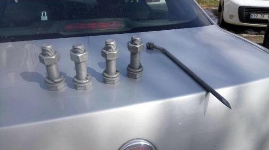 Kiraladıkları Otomobille Elektrik Direklerindeki Vidaları &Ccedil;alıyorlardı