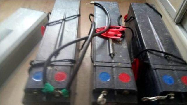 Kiraladıkları Otomobille Elektrik Direklerindeki Vidaları &Ccedil;alıyorlardı 1