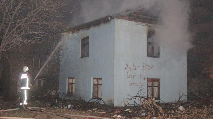 İki Katlı Metruk Ev Alev Alev Yandı