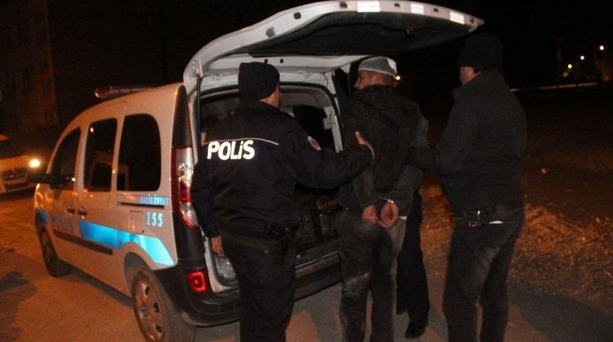 Alkoll&uuml; S&uuml;r&uuml;c&uuml; İki Araca &Ccedil;arptı, Polise Zor Anlar Yaşattı