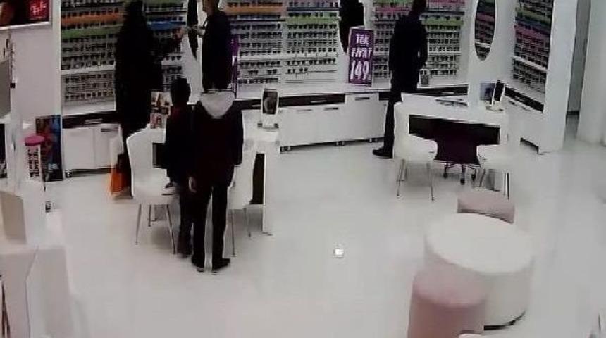 Avm'deki Telefon Hırsızlığı G&uuml;venlik Kamerasında