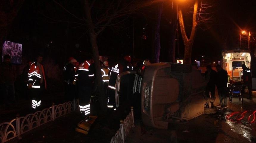 Beşiktaş&rsquo;ta Bariyerlere &Ccedil;arparak Takla Atan Otomobil S&uuml;r&uuml;c&uuml;s&uuml;n&uuml; İtfaiye Kurtardı