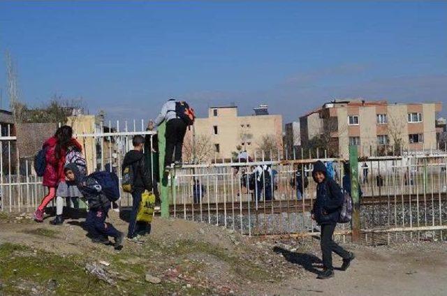 Öğrencilerden Tehlikeli Geçiş