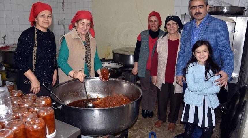 Alıcık, Sokaktan Topladıklarıyla İhtiya&ccedil; Sahiplerini Sevindiren Anneleri Kutladı