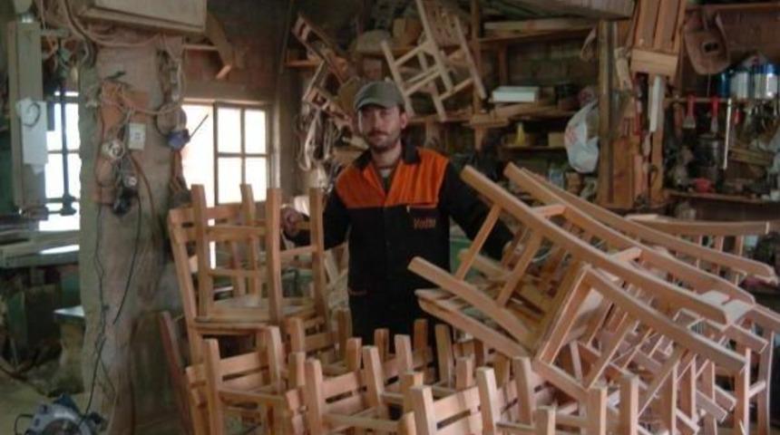 Ağa&ccedil; Işleyerek Yaşamını Kazanıyor