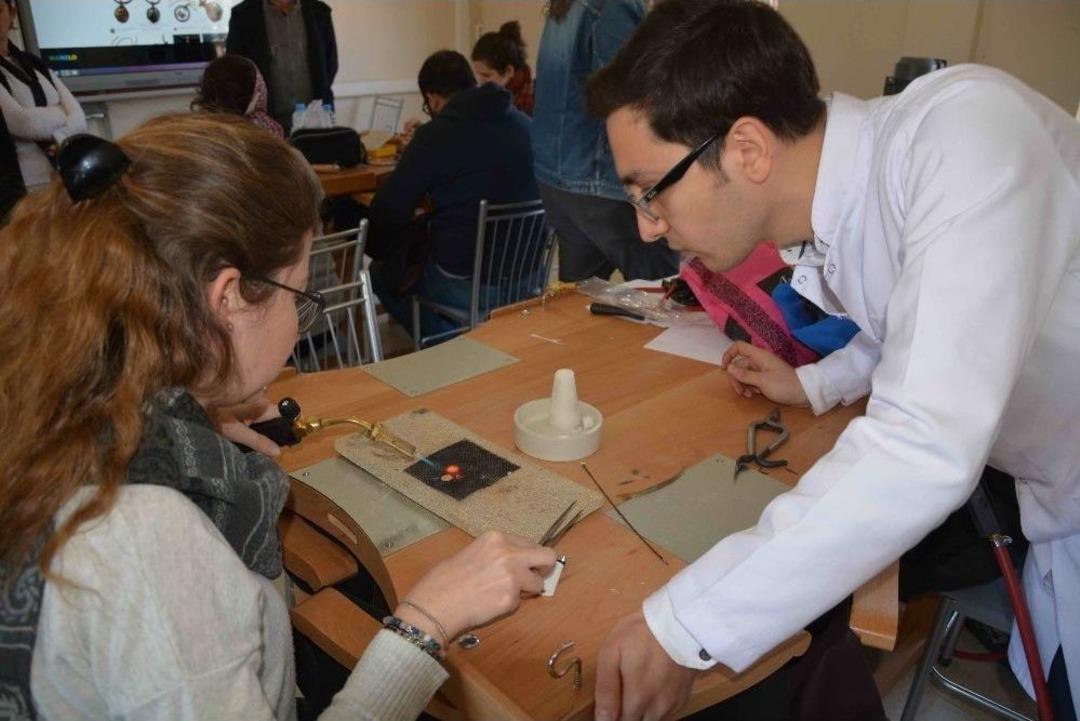 4 Bin Yıllık Zanaat Kuyumculuğu &Ouml;ğreniyorlar