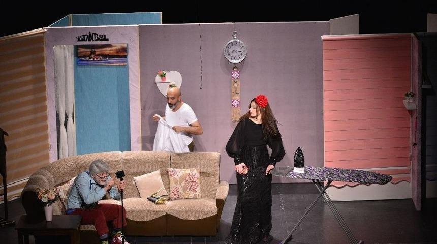 "&ccedil;evremdışı Aile" Tiyatroseverlerle Buluştu