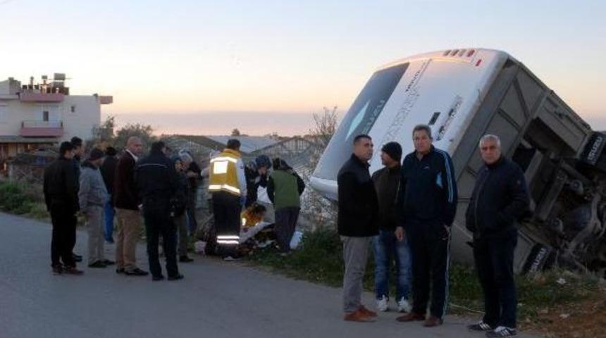Antalya'da Otel Personelini Taşıyan Midib&uuml;s Devrildi: 6 Yaralı
