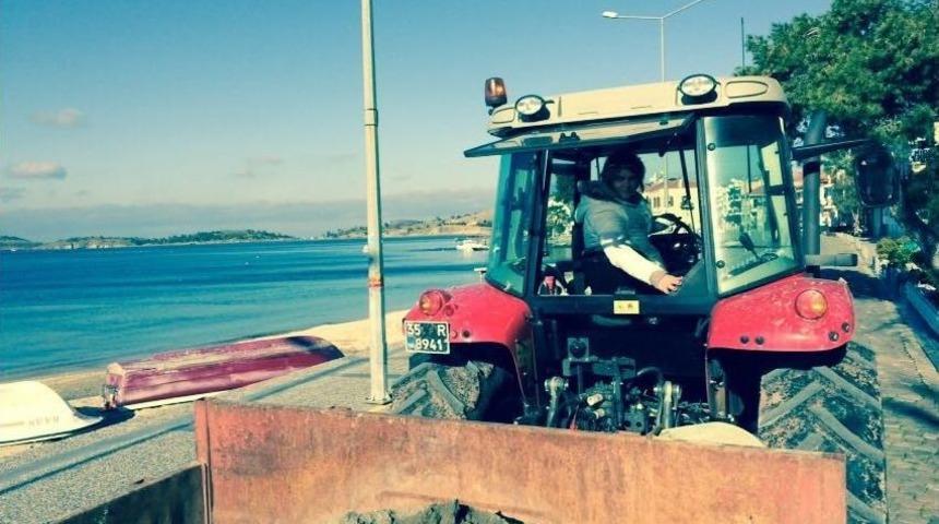 Kadın Amir İş Makinesi Direksiyonunda