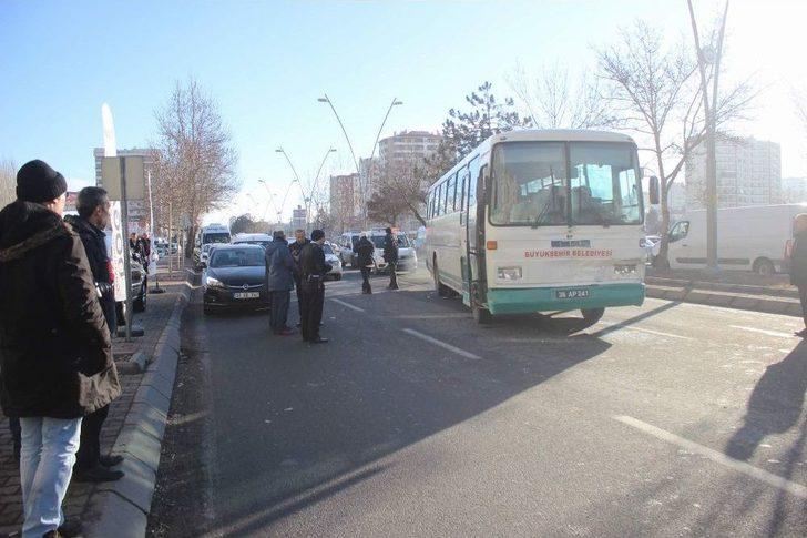 11 Araç Birbirine Girdi, Yardıma 11 Yaşındaki Suriyeli Nurettin Koştu G1