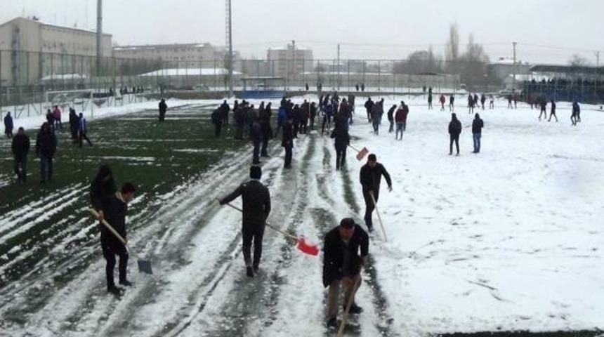 Futbol Sahasındaki Karları Taraftar Temizledi