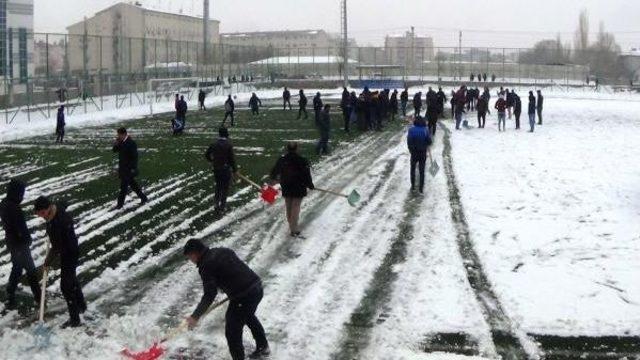 Futbol Sahasındaki Karları Taraftar Temizledi 1