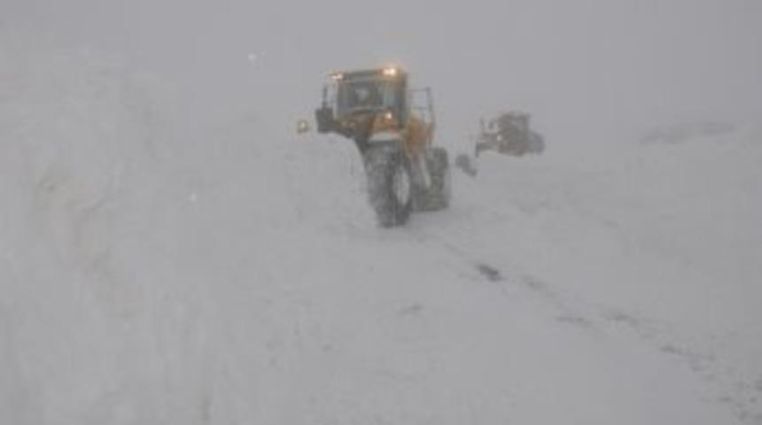 Hakkari&rsquo;de 60 K&ouml;y İle 177 Mezra Yolu Ulaşıma Kapandı