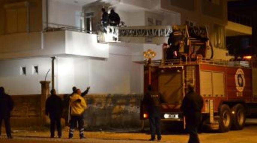 &Ccedil;ocuğunu Ve Eşini Rehin Aldı