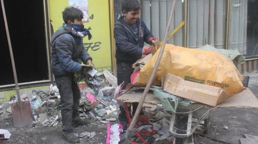 Miniklerin Ekmek Kavgası