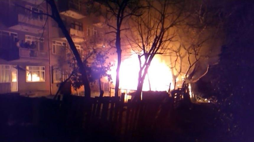 (&ouml;zel Haber) Yangını S&ouml;nd&uuml;rmek İ&ccedil;in Su Bidonu Fırlattı