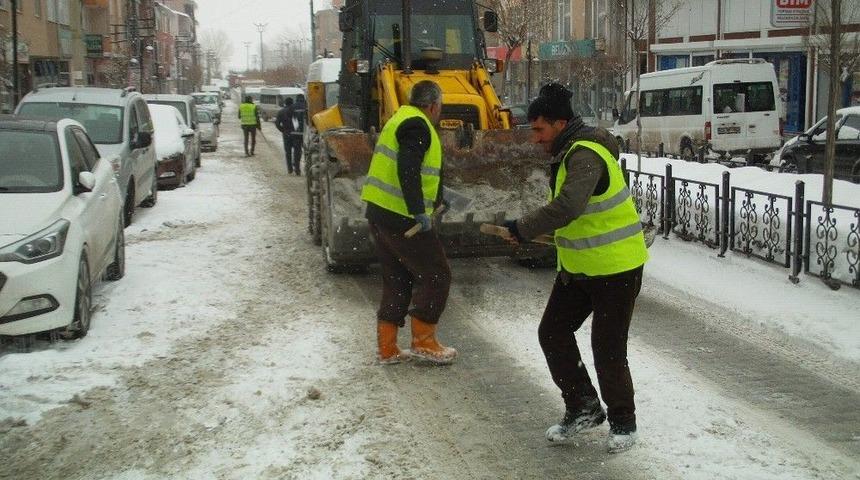 &Ouml;zalp Belediyesinden Yol Tuzlama &Ccedil;alışması
