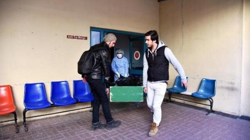 Eş Ve &Ccedil;ocuklarını &Ouml;ld&uuml;r&uuml;p Intihar Eden Babanın Cenazesi Alındı