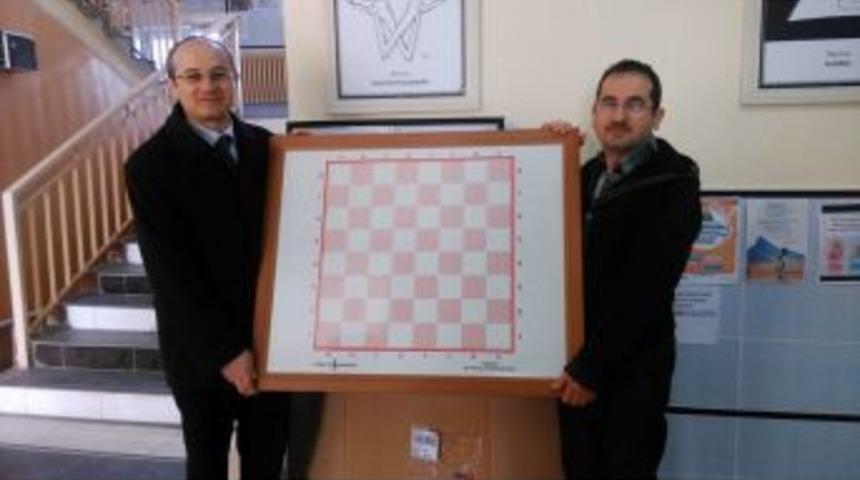 İş Bankasından Seydi Resul İmam Hatip Ortaokuluna Satran&ccedil; Takımı
