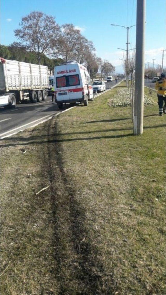 Ambulans Minibüsle Çarpıştı: 1’i Ağır 5 Yaralı