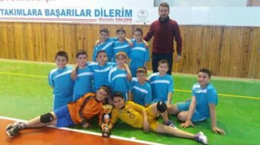 K&uuml;&ccedil;&uuml;k Erkekler Hentbol Şampiyonu Ortahisar Ortaokulu Oldu