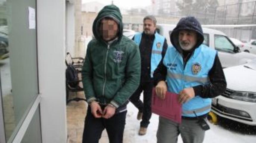 Sorduğu Soruya Cevap Vermeyen Temizlik İş&ccedil;isini Bı&ccedil;akladı