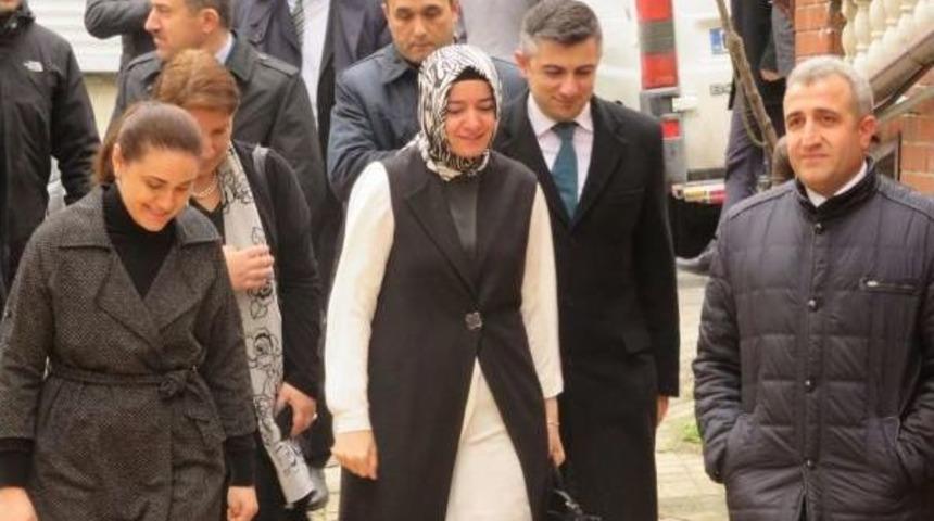 Bakan Kaya, Minib&uuml;ste Saldırıya Uğrayan Gen&ccedil; Kızı Ziyaret Etti