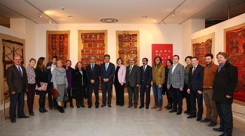 İlmek İlmek Emek Kokan Sergi &lsquo;ilmekten Motife&rsquo;