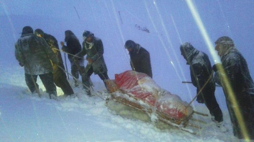 Y&uuml;ksekova&rsquo;da Nefes Kesen Kızaklı Hasta Kurtarma Operasyonu
