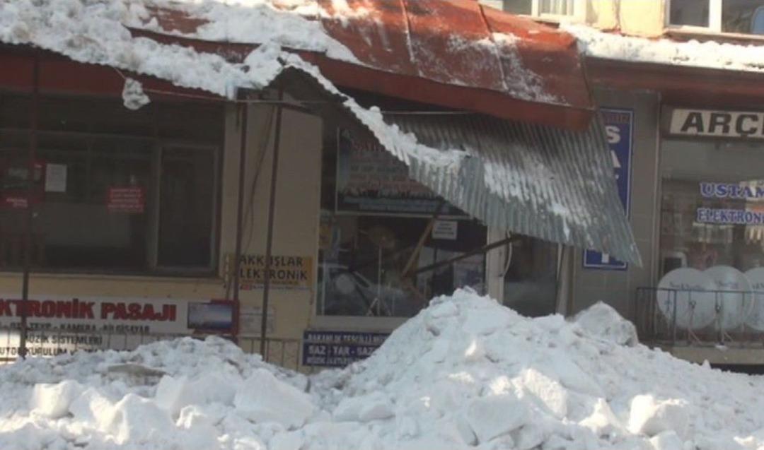 &Ccedil;atıdan D&uuml;şen Kar K&uuml;tleleri Araca Zarar Verdi