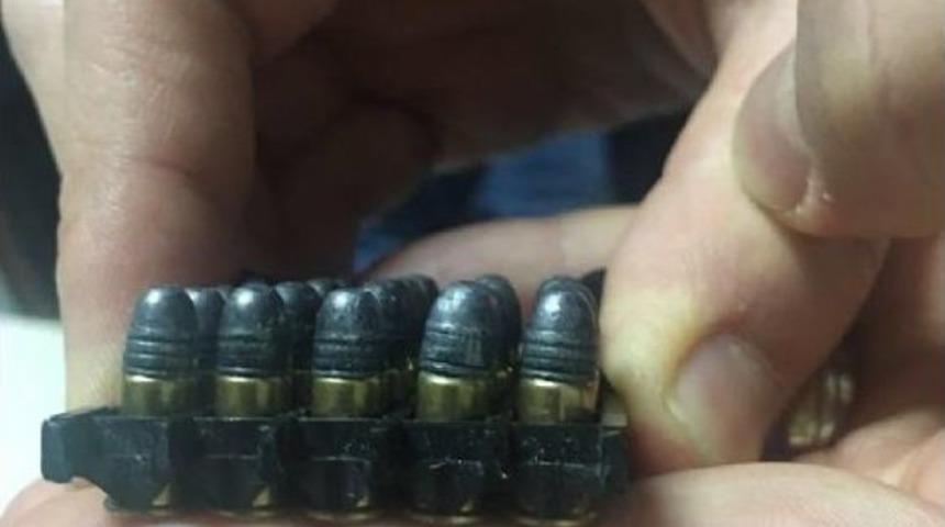 Deaş Ile Bağlantılı Ş&uuml;phelinin Evinde Bunlar Ele Ge&ccedil;irildi