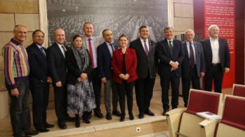 Milletvekilleri İzmir Marşıyla Sahaya İniyor