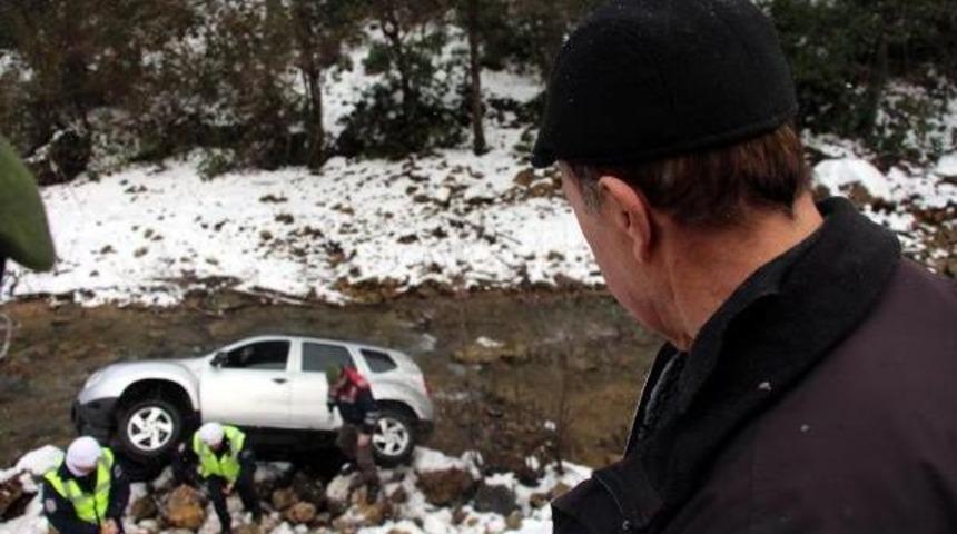 Dereye Uçan Otomobilin Sürücüsü Yara Almadan Kurtuldu