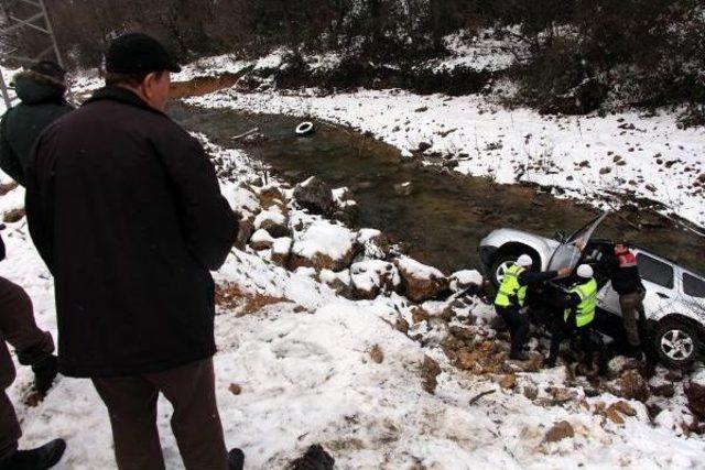 Dereye Uçan Otomobilin Sürücüsü Yara Almadan Kurtuldu