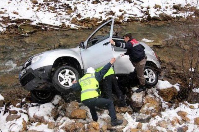 Dereye Uçan Otomobilin Sürücüsü Yara Almadan Kurtuldu