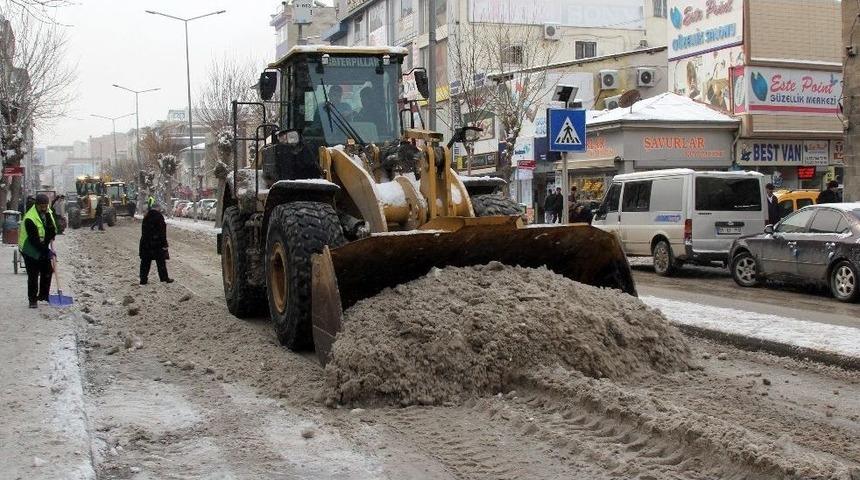 Van B&uuml;y&uuml;kşehir Belediyesinden Karla M&uuml;cadele &Ccedil;alışması