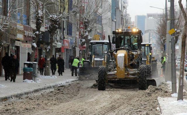 Van Büyükşehir Belediyesinden Karla Mücadele Çalışması