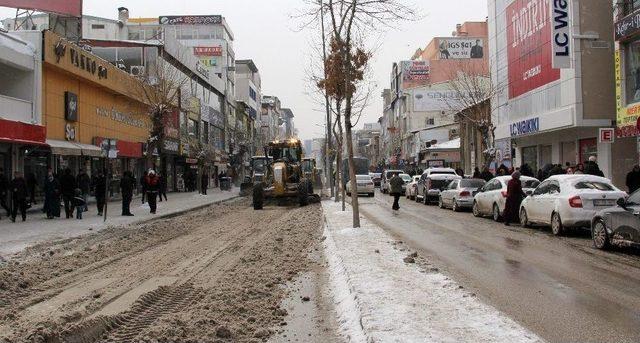 Van Büyükşehir Belediyesinden Karla Mücadele Çalışması