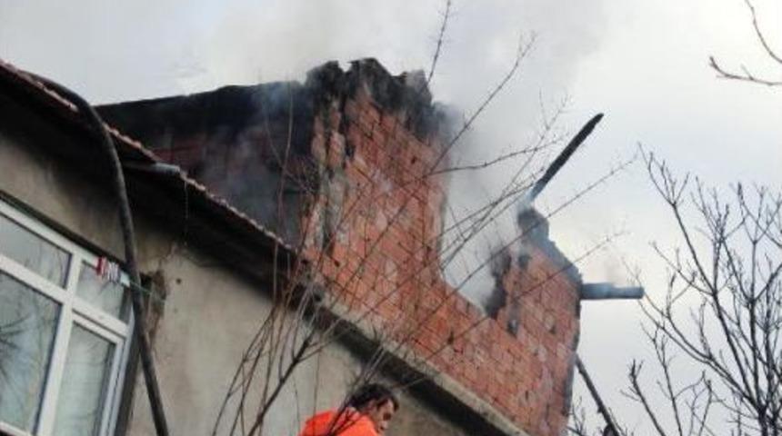 Evde &Ccedil;ıkan Yangını Itfaiye S&ouml;nd&uuml;rd&uuml;