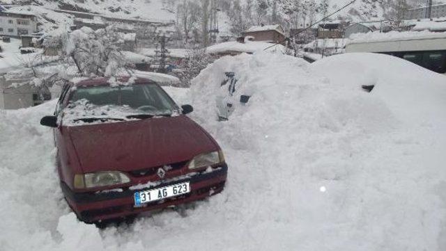 Beytüşşebap'ta Evler Kar Altında Kaldı