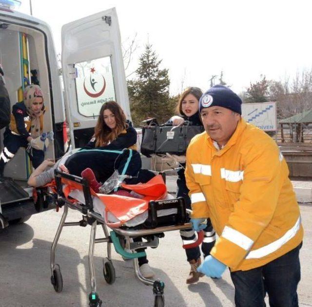 Barışmaya Ikna Edemediği Nikahsız Eşini Öldürdü