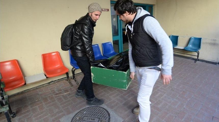 Antalya&rsquo;da Eşi Ve &Ccedil;ocuklarını &Ouml;ld&uuml;ren Şahsın Cenazesi Morgdan Alındı