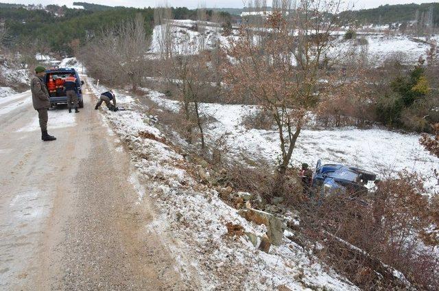 Bilecik’te Askeri Araç Şarampole Devrildi: 3 Asker Yaralı