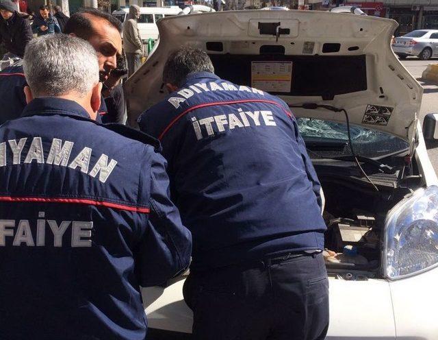 Aracın Motor Kısmına Sıkışan Kedi Sanayide &Ccedil;ıkartıldı 2