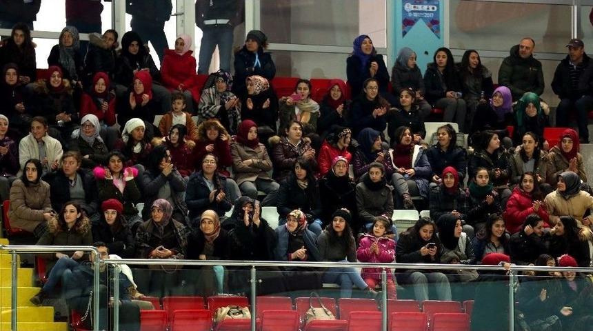 Curling Kızlarda T&uuml;rkiye Grup Lideri
