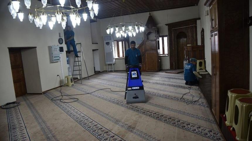 Yunusemre&rsquo;de İbadethaneler Temizleniyor